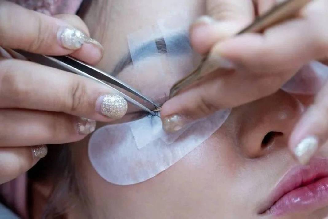 Takma kirpik taktı, kör oluyordu: Gözünün rengi değişti! Sizin de başınıza gelebilir, bu hataya düşmeyin 6